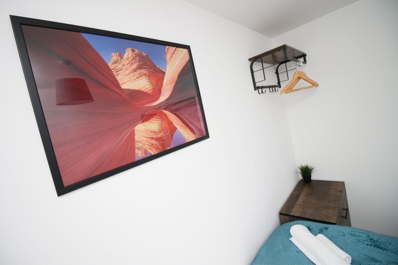 Delft - Spacious Home, High Speed Wi-Fi, Free Parking, Terrace Swindon Exterior photo